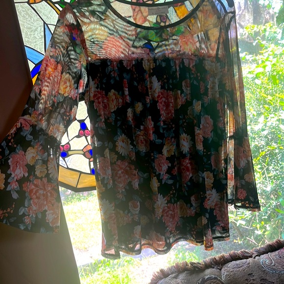BRAND-NEW NEVER BEEN WORN BEAUTIFUL  flowered thin blouse - Picture 3 of 4